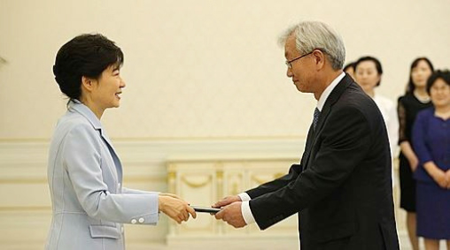 ▲ 박근혜대통령이 전대주씨에게 베트남대사 임명장을 수여하고 있다.