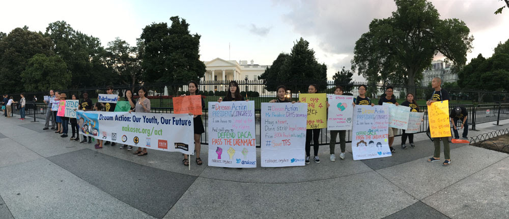 ▲ 미교협등 단체 참가자들이 백악관 앞에서 피켓 집회를 열고 있다.