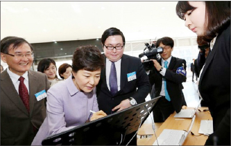 ▲ 박근혜 대통령이 김성진 대표(오른쪽 세번째)가 제작한 프로그램을 시연하는 모습.