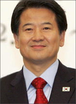 ▶정동영은 인공기 보호령을 내린 뒤 2005년 12월13일 제주도 서귀포 롯데호텔에서 열린 남북 장관급 회담에서 상의에 태극기 배지를 거꾸로 달고 북한 대표단을 만났다.