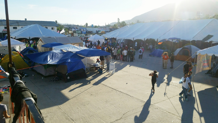 ▲멕시코 국경도시 티후아나 엘 바나탄 난민수용소 내 천막촌