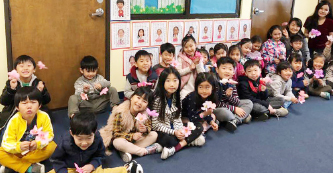 ▲남가주한국학원 주말학교 어린이들이 꽃송이를 만들며 기뻐하고 있다.