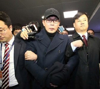 ▲ 문화계 황태자 차은택이 한국시간 8일밤 중국에서 귀국, 검찰로 압송되고 있다.