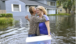 ▲ 플로리다주 잭슨빌에서 9월 11일 허리케인 ‘어마’로 홍수가 발생한 가운데 한 여성이 물 속에 서서 눈물을 흘리자 또다른 여성이 달래고 있다. 