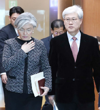 ▲ 강경화 외무장관(왼쪽)이 일본에 '위안부' 재협상 포기를 결정했다.