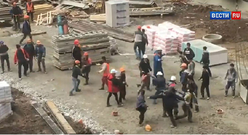 ▲ 러시아 온라인 뉴스 매체 '베스티루(vesti.ru)'는 당시 북한 노동자들이 타지키스탄 노동자들과 욕설과 실랑이 끝에 주먹다짐을 벌였다며 관련 동영상을 5일 공개했다.