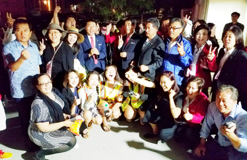 ▲ 19일 밤 11시 45분 마지막 투표자 김명균(전LA한인회장, 왼쪽) 장로와 함께 자원봉사자들이 "우리가 타운 지켰다"며 환호했다.