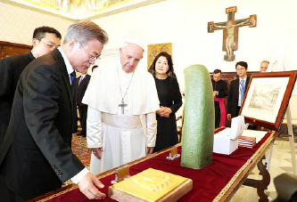 ▲프란치스코 교황이 바티칸에서 문대통령 부부를 만나고 있다. 