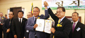 ▲2년 전 박균희 회장(오른쪽 세번째)에게 당선증 주는 유진철 선관위원장 
