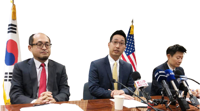 ▲초기 3인 이사(왼쪽부터) 황인상부총영사, 조나탄 박 변호사, 원정재 변호사