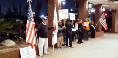 ▲ LA 애국동포들이 21일 옥스포드 팔레스 호텔앞에서 시위를 벌이고 있다.