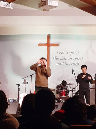 ▲ 싱어송 라이터 김복유(왼편)가 성경을 동화처럼 노래하고 있다.