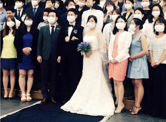 ▲ 한국에서는 결혼식장에서도 마스크 행렬이 계속되고 있다.