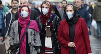 ▲ 이란의 수도 테헤란 시내 마스크를 쓴 시민들이 걸어가고 있다.