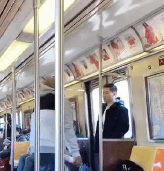 ▲ 뉴욕시 지하철 안에서 흑인 남성이 아시안 남성에게 다른곳으로 가라며 소리를 지르고 있다.