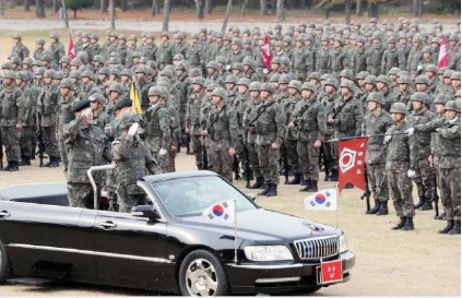 ▲우오현 SM그룹회장은 지난해 11월 12일 육군30사단에서 별 두개가 달린 베레모를 쓰고 군복을 입은채 오픈카를 타고 사열을 받음으로써 명예사단장 임명 훈령을 위반하고 과도한 대우를 받았다는 논란이 일고 있다.