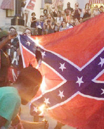 ▲ 남부연합기가 ‘인종차별’기라며 시위대에 의해 붙태워지고 있다