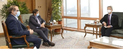 ▲ 유정현 이란대사가 지난달 22일 이란주재 한국대사관에서 이란정부 측 관계자를 만나 동결자산 해제에 대한 협의를 하고 있다.