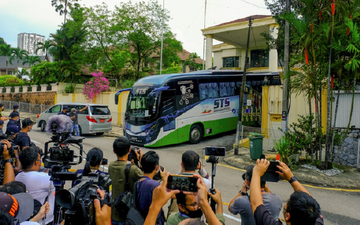 ▲ 말레이시아 정부 철수 명령으로 직원을 태운 버스가 21일 공관을 떠나 공항으로 향하고 있다.