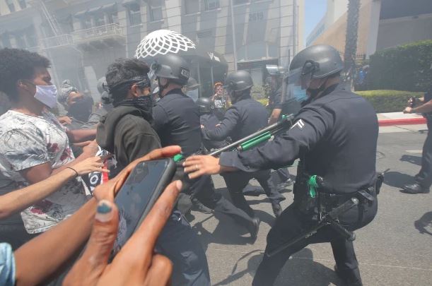 ▲ 경찰이 폭력사태를 유발한 시위대를 통제하고 있다.