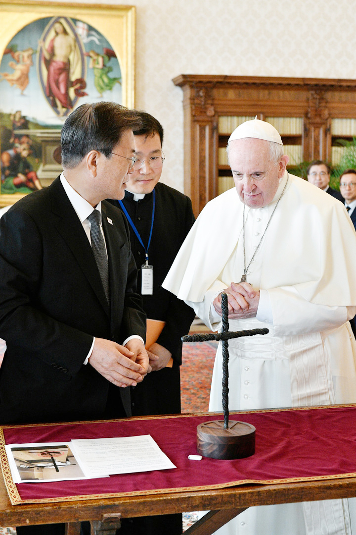 ▲ 프란치스코 교황이 문재인 대통령(왼편)과 만나고 있다 .